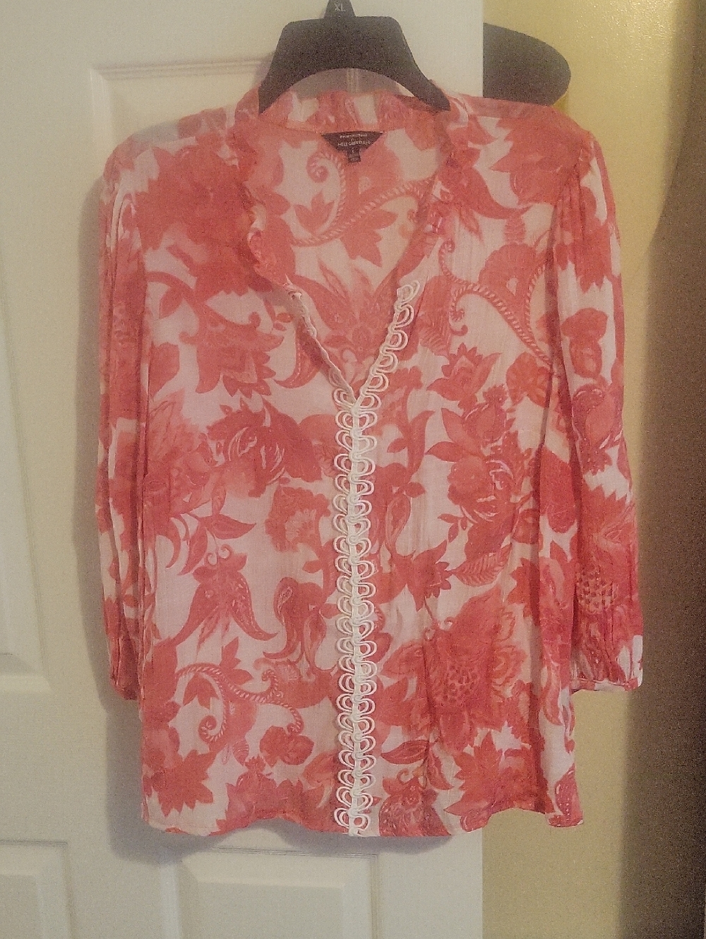 Mlle Gabrielle SzLg Coral and White Floral V-Neck Blouse with Lace Trim